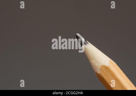 Nahaufnahme eines einfachen schwarzen Bleistifts von einem Künstler oder Designer auf einem schwarzen Hintergrund. Hintergrund mit Platz für Ihre Text-Design, Inhalt Stockfoto