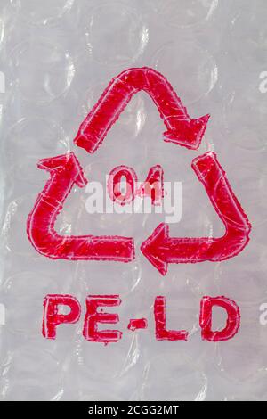 PE-LD Polyethylen niedriger Dichte 4 Stempel auf Plastikpolsterfolie Verpackung PE-LD Recycling-Logo-Symbol Stockfoto