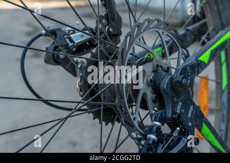 Nahaufnahme des Mechanismus der Fahrradmechanismen und der Kette auf dem Mountainbike. Pedale von einem Mountainbike. Schließen Sie die Detailansicht. Stockfoto