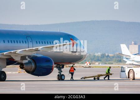 Das Flugzeug wird für den Schlepper vorbereitet Stockfoto