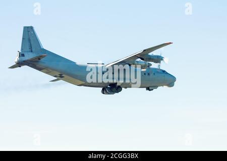 Nehmen Sie die alten Transport-Turboprop-Flugzeuge Stockfoto