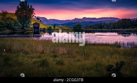 Das Bootshaus bei Wise Een tarn bei Sonnenuntergang. English Lake District Stockfoto