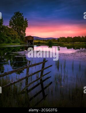 Sonnenuntergang über dem Bootshaus am Wise Een tarn im englischen Seengebiet. Stockfoto