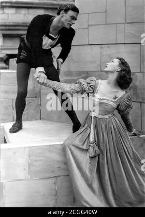 VIVIEN LEIGH als Ophelia und LAURENCE OLIVIER als Hamlet posiert Während einer Generalprobe für das ALTE VIC Danish Open Luftproduktion von HAMLET von William Shakespeare und Regie TYRONE GUTHRIE auf Schloss Kronberg Elsinore Dänemark im Juni 1937 Stockfoto