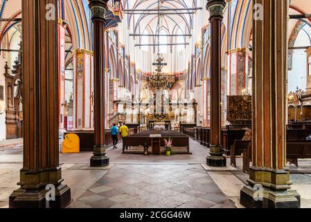 Stralsund, Deutschland - 31. Juli 2019: Innenansicht des Kirchenschiffs der Nikolaikirche Stockfoto