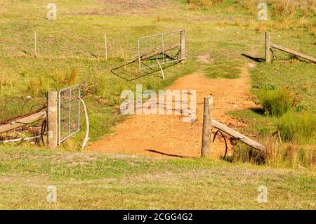 Farm Tore und Zaun an den Ausläufern der viktorianischen Alpen - Mansfield, Victoria, Australien Stockfoto