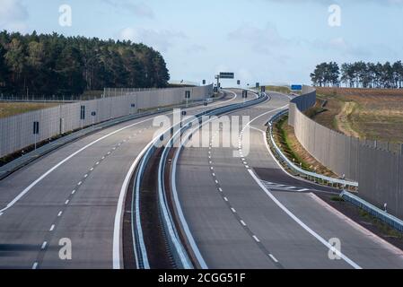 Dolle, Deutschland. September 2020. Blick auf den neu errichteten Abschnitt der A14 zwischen Colbitz und Tangerhütte. Am Montag, den 14.10.2020, wird der acht Kilometer lange Abschnitt in Anwesenheit von Bundesverkehrsminister Scheuer für den Verkehr freigegeben. Quelle: Stephan Schulz/dpa-Zentralbild/ZB/dpa/Alamy Live News Stockfoto