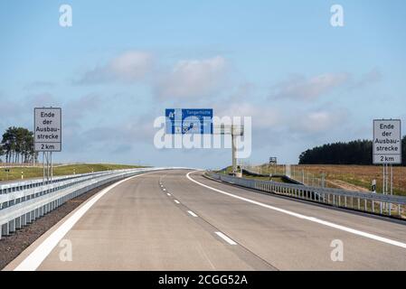 Dolle, Deutschland. September 2020. Ein Schild weist auf das Ende der Verlängerung zwischen Colbitz und Tangerhütte hin. Der Abschnitt des nördlichen Ausbaus der AUTOBAHN A 14 wird am Montag, den 14.10.2020, in Anwesenheit von Bundesverkehrsminister Scheuer für den Verkehr freigegeben. Quelle: Stephan Schulz/dpa-Zentralbild/ZB/dpa/Alamy Live News Stockfoto