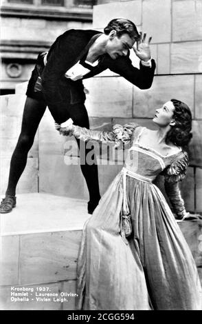 VIVIEN LEIGH als Ophelia und LAURENCE OLIVIER als Hamlet posiert Während einer Generalprobe für das ALTE VIC Danish Open Luftproduktion von HAMLET von William Shakespeare und Regie TYRONE GUTHRIE auf Schloss Kronberg Elsinore Dänemark im Juni 1937 Stockfoto