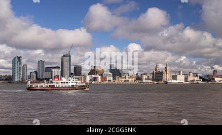 Mersey Ferry fährt vorbei an der Skyline von Liverpool, Merseyside, England Stockfoto