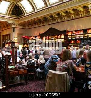 Edinburgh, Großbritannien - 24. Juli 2010: Innenansicht eines öffentlichen Hauses, bekannt als Pub, für Trinken und Geselligkeit, ist der Mittelpunkt der Gemeinschaft, Pub Bus Stockfoto