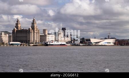 Liverpool Waterfront und Royal Liver Building, Merseyside, England Stockfoto