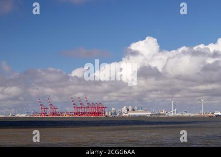 Liverpool 2 Container Dock Kräne von New Brighton, Wirral aus gesehen Stockfoto