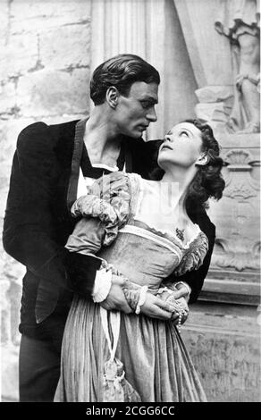 VIVIEN LEIGH als Ophelia und LAURENCE OLIVIER als Hamlet posiert Während einer Generalprobe für das ALTE VIC Danish Open Luftproduktion von HAMLET von William Shakespeare und Regie TYRONE GUTHRIE auf Schloss Kronberg Elsinore Dänemark im Juni 1937 Stockfoto