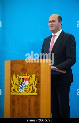 München, Deutschland. September 2020. Albert Füracker (CSU), Finanzminister Bayerns, spricht bei einer Pressekonferenz. Thema der Pressekonferenz ist der regionalisierte Sondersteuersatz für Bayern aufgrund der Koronakrise. Bund und Länder wollen mit der zusätzlichen Prognose der Steuereinnahmen mehr Planungssicherheit bekommen. Quelle: Lino Mirgeler/dpa/Alamy Live News Stockfoto