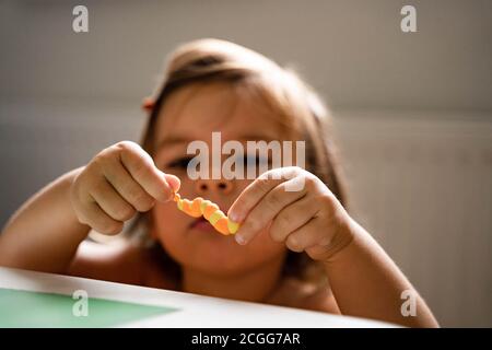 Kaukasischen Kleinkind Mädchen spielen Modellierung spielen Teig zu Hause mit Mutter. Homeschooling Konzept Stockfoto