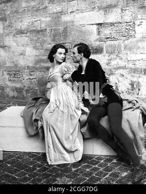 VIVIEN LEIGH als Ophelia und LAURENCE OLIVIER als Hamlet posiert Während einer Generalprobe für das ALTE VIC Danish Open Luftproduktion von HAMLET von William Shakespeare und Regie TYRONE GUTHRIE auf Schloss Kronberg Elsinore Dänemark im Juni 1937 Stockfoto