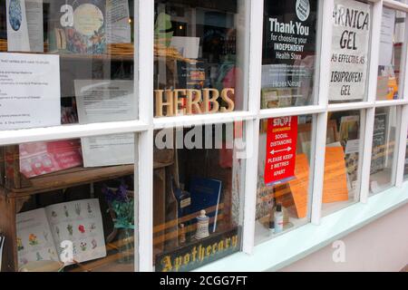 Apotheker-Kräutergeschäft mit Schaufenster in Küstenstadt Von broadstairs East kent uk september 2020 Stockfoto