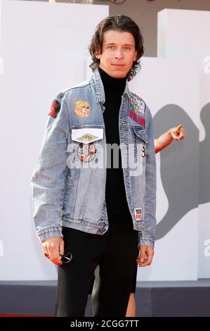 Venedig, Italien. September 2020. Tonio Schneider bei der Premiere des Films "und morgen die ganze Welt/und morgen die ganze Welt" auf der Biennale di Venezia 2020/77. Internationales Filmfestival Venedig im Palazzo del Cinema. Venedig, 09/10/2020 Quelle: dpa/Alamy Live News Stockfoto