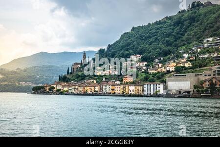 Morcote Seeufer Dorf landschaftlich schöne Aussicht auf die Stadt vom Luganersee Und dramatisches Licht in Morcote Tessin Schweiz Stockfoto