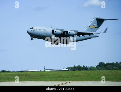 Ein C-17 "Globemaster III" Flugzeug, das dem 911. Luftlift Flügel, Air Force Reserve Component, Pittsburgh, Pennsylvania, zugewiesen wurde, nähert sich der Landebahn für Landung am Pittsburgh International Airport 8. September 2020. Die 911. Ist geographisch über die Landebahn vom 171st Air Tanken Flügel, Pennsylvania Air National Guard. (USA Air National Guard Foto von Tech. Sgt. Bryan Hoover) Stockfoto