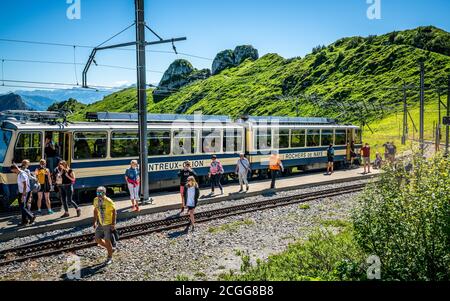 Rochers-de-Naye Schweiz , 5. Juli 2020 : Touristen verlassen die Zahnradbahn mit Murmeltieren Paradies Schild am Rochers de Naye mountai geschmückt Stockfoto