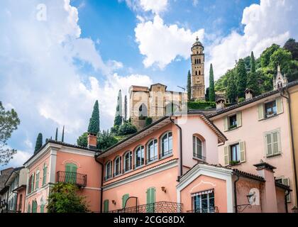 Chiesa di Santa Maria del Sasso Kirche Ansicht von unten und Bunte Häuser in Morcote Dorf Tessin Schweiz Stockfoto