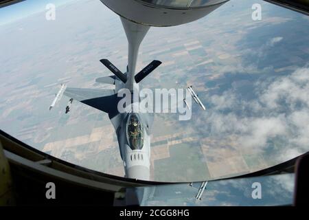 Eine KC-135 Stratotanker-Besatzung des 155th Air Betanking Wing Nebraska Air National Guard betankt vier F-16 Kampfflugzeuge von Falcon während einer Trainingsmission am 12. August 2020 vom 140th Fighter Wing, Buckley Air National Guard Base, Denver, Colorado. Diese Betankungsmission absolvierte die erforderliche Ausbildung für die Piloten der Colorado Air National Guard F-16 sowie für die Mitglieder der Nebraska KC-135 Luftbesatzung. Diese Art von Trainingsmissionen halten die Fähigkeiten der Mitglieder der Air National Guard scharf und bereit für den Einsatz in Übersee. (Foto der Luftnationalgarde von 2. LT. Natasha Hilsgen) Stockfoto