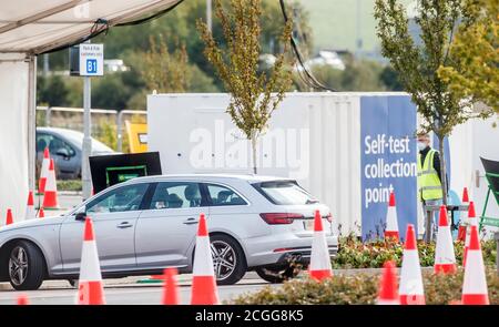 NUMMERNSCHILD UND GESICHTER VERPIXELT VON PA-BILDTISCH A Covid-19 Fahren im Testzentrum in Temple Green Park und Fahrt in Leeds, West Yorkshire, wo härtere Lockdown-Maßnahmen können lokal nach einem Anstieg der Coronavirus-Infektionen eingeführt werden. Stockfoto