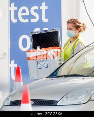 GESICHTER VON PA-BILDTISCH VERPIXELT EIN Arbeiter in einem Covid-19, der in einem Testzentrum im Temple Green Park fährt und in Leeds, West Yorkshire, fährt, wo härtere Lockdown-Maßnahmen lokal nach einem Anstieg der Coronavirus-Infektionen eingeführt werden können. Stockfoto