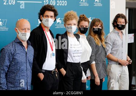 Gast, Noah Saavedra, Luisa-Celine Gaffron, Julia von Heinz, Mala Emde und Tonio Schneider bei der Fotoausstellung zum Film "und morgen die ganze Welt/und morgen die ganze Welt" auf der Biennale di Venezia 2020/77. Internationales Filmfestival Venedig im Palazzo del Casino. Venedig, 09/10/2020 - weltweite Nutzung Stockfoto