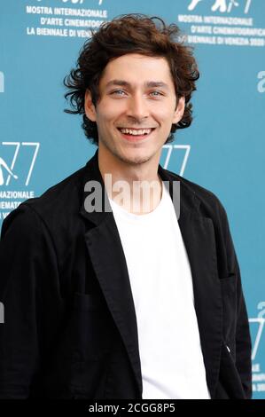 Venedig, Italien. September 2020. Noah Saavedra bei der Fotoausstellung für den Film "und morgen die ganze Welt/und morgen die ganze Welt" auf der Biennale di Venezia 2020/77. Internationales Filmfestival Venedig im Palazzo del Casino. Venedig, 09/10/2020 Quelle: dpa/Alamy Live News Stockfoto