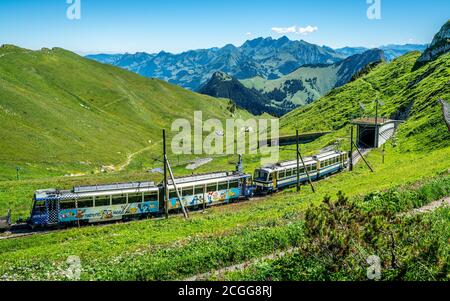 Rochers-de-Naye Schweiz, 5. Juli 2020 : Murmeltiere Paradies Zahnradbahn Kutsche Ankunft in Rochers de Naye Berggipfel Haltestelle in Schweizlan Stockfoto