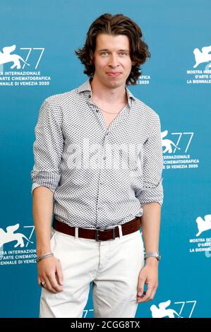 Venedig, Italien. September 2020. Tonio Schneider bei der Fotoausstellung für den Film "und morgen die ganze Welt/und morgen die ganze Welt" auf der Biennale di Venezia 2020/77. Internationales Filmfestival Venedig im Palazzo del Casino. Venedig, 09/10/2020 Quelle: dpa/Alamy Live News Stockfoto