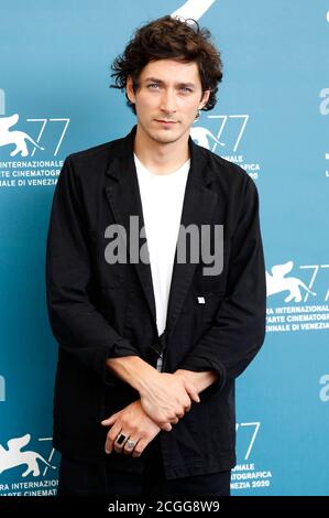 Noah Saavedra bei der Fotoausstellung zum Film "und morgen die ganze Welt / und morgen die ganze Welt" auf der Biennale di Venezia 2020 / 77. Internationales Filmfestival Venedig im Palazzo del Casino. Venedig, 09/10/2020 - weltweite Nutzung Stockfoto