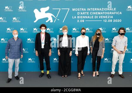 Gast, Noah Saavedra, Luisa-Celine Gaffron, Julia von Heinz, Mala Emde und Tonio Schneider bei der Fotoausstellung zum Film "und morgen die ganze Welt/und morgen die ganze Welt" auf der Biennale di Venezia 2020/77. Internationales Filmfestival Venedig im Palazzo del Casino. Venedig, 09/10/2020 - weltweite Nutzung Stockfoto