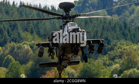 Ein Hubschrauber der US Army AH-64 Apache mit 1-3rd Attack Bataillon, 12. Combat Aviation Brigade fliegt über das große Trainingsgelände in Baumholder, Deutschland 7. September 2020. Soldaten mit 1-3 ab führten eine gemeinsame Schulung mit den deutschen Joint Terminal Attack Controllern durch, um die Interoperabilität und den Zusammenhalt zu erhöhen. (USA Armeefoto von Ismael Ortega) Stockfoto