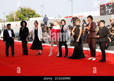 Hussein Eliraqui, Ivy Lissack, Julia von Heinz, Luisa-Celine Gaffron, Tonio Schneider, Mala Emde, Noah Saavedra und Gast bei der Premiere des Films "und morgen die ganze Welt/und morgen die ganze Welt" auf der Biennale di Venezia 2020/77. Internationales Filmfestival Venedig im Palazzo del Cinema. Venedig, 09/10/2020 - weltweite Nutzung Stockfoto