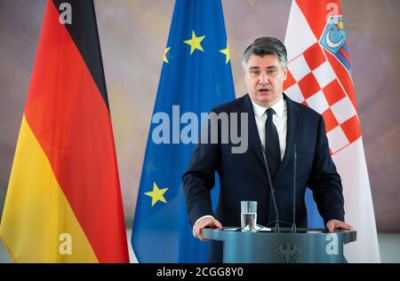 11. September 2020, Berlin: Zoran Milanovic, Präsident Kroatiens, spricht im Anschluss an sein Treffen mit Bundespräsident Steinmeier im Schloss Bellevue bei einer Pressekonferenz. Der ehemalige Ministerpräsident (2011-2016) ist seit Februar 2020 Präsident der Republik Kroatien. Foto: Bernd von Jutrczenka/dpa Stockfoto