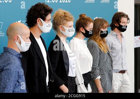 Gast, Noah Saavedra, Luisa-Celine Gaffron, Julia von Heinz, Mala Emde und Tonio Schneider bei der Fotoausstellung zum Film "und morgen die ganze Welt / und morgen die ganze Welt" auf der Biennale di Venezia 2020 / 77. Internationales Filmfestival Venedig im Palazzo del Casino. Venedig, 09/10/2020 - weltweite Nutzung Stockfoto