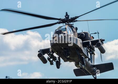 Ein Hubschrauber der US Army AH-64 Apache mit 1-3rd Attack Bataillon, 12. Combat Aviation Brigade fliegt über das große Trainingsgelände in Baumholder, Deutschland 7. September 2020. Soldaten mit 1-3 ab führten eine gemeinsame Schulung mit den deutschen Joint Terminal Attack Controllern durch, um die Interoperabilität und den Zusammenhalt zu erhöhen. (USA Armeefoto von Ismael Ortega) Stockfoto