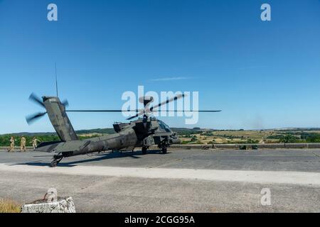 Soldaten mit 1-3.Angriffsbataillon, 12. Kampfluftfahrtbrigade bereiten AH-64 Apache-Hubschrauber in Baumholder vor 8. September 2020. Soldaten mit 1-3 ab führten eine gemeinsame Schulung mit den deutschen Joint Terminal Attack Controllern durch, um die Interoperabilität und den Zusammenhalt zu erhöhen. (USA Armeefoto von Ismael Ortega) Stockfoto