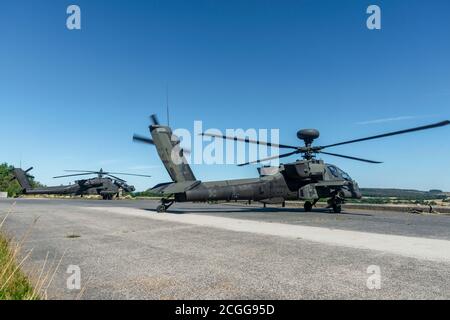 Soldaten mit 1-3.Angriffsbataillon, 12. Kampfluftfahrtbrigade bereiten AH-64 Apache-Hubschrauber in Baumholder vor 8. September 2020. Soldaten mit 1-3 ab führten eine gemeinsame Schulung mit den deutschen Joint Terminal Attack Controllern durch, um die Interoperabilität und den Zusammenhalt zu erhöhen. (USA Armeefoto von Ismael Ortega) Stockfoto