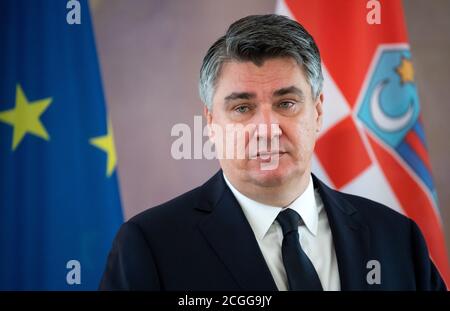 11. September 2020, Berlin: Zoran Milanovic, Präsident Kroatiens, spricht im Anschluss an sein Treffen mit Bundespräsident Steinmeier im Schloss Bellevue bei einer Pressekonferenz. Der ehemalige Ministerpräsident (2011-2016) ist seit Februar 2020 Präsident der Republik Kroatien. Foto: Bernd von Jutrczenka/dpa Stockfoto