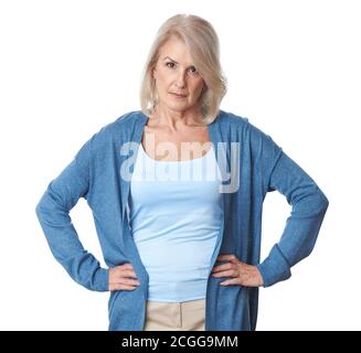 Porträt einer ernsten älteren Frau. Alte Dame isoliert auf weißem Hintergrund. Stockfoto
