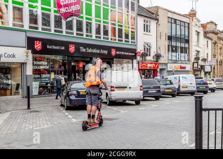 Northampton, Großbritannien, 11. September 2020. 300 E-Scooter fahren in Northampton und Kettering in einem 12-monatigen Test zwischen Smart Move Northamptonshire und VOI Digital E-Scooter (Fotos heute morgen im Stadtzentrum) auf die Straße. Fahrer benötigen einen vorläufigen Führerschein und die VOI-App, der E-Scooter kostet £1 zu entsperren + £0.20 pro Minute und kann überall gelassen werden, wenn sie mit beendet, ein weiteres Verfahren begann in Birmingham Stadtzentrum gestern. Kredit: Keith J Smith./Alamy Live Nachrichten Stockfoto