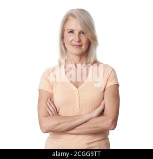 Lächelnd mittleren Alters reifen grauhaarige Frau Blick auf die Kamera. Positive ältere pensionierte Frau isoliert auf weißem Hintergrund. Glückliche alte Dame. Stockfoto
