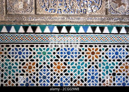 Dekorative Wand im Palast von Pedro dem Grausamen in der Burg der Könige, Sevilla, Provinz Sevilla, Andalusien, Spanien, Europa. Stockfoto