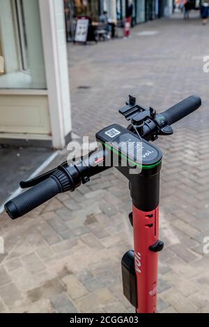 Northampton, Großbritannien, 11. September 2020. 300 E-Scooter fahren in Northampton und Kettering in einem 12-monatigen Test zwischen Smart Move Northamptonshire und VOI Digital E-Scooter (Fotos heute morgen im Stadtzentrum) auf die Straße. Fahrer benötigen einen vorläufigen Führerschein und die VOI-App, der E-Scooter kostet £1 zu entsperren + £0.20 pro Minute und kann überall gelassen werden, wenn sie mit beendet, ein weiteres Verfahren begann in Birmingham Stadtzentrum gestern. Kredit: Keith J Smith./Alamy Live Nachrichten Stockfoto