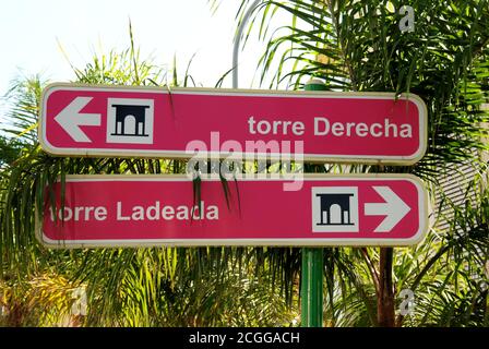 Zwei in entgegengesetzte Richtungen verweisende Schilder für den alten Wachturm, den Torre Ladeada und den Torre Derecha, Lagos, Provinz Málaga, Andalusien, Spanien, W Stockfoto